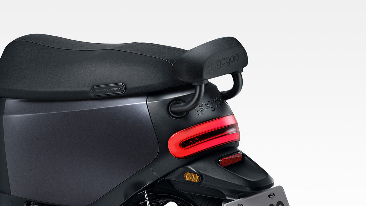 弧形包覆後座靠 V1 裝在 Gogoro 車上的照片